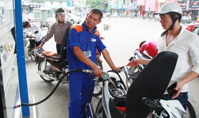 Mua bán xăng tại một cửa hàng trên đường Nguyễn Lương Bằng. Ảnh: Phạm Hùng
