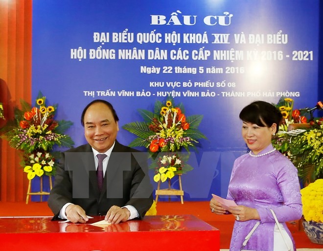 Thủ tướng Nguyễn Xuân Phúc đi bỏ phiếu bầu Quốc hội