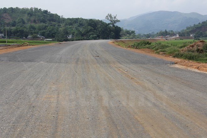 Dự án đầu tư xây dựng đường Hòa Lạc-Hòa Bình sẽ được thông xe toàn tuyến vào cuối năm 2016. (Ảnh: Việt Hùng/Vietnam+)