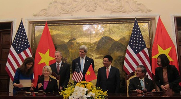 Đại diện Việt Nam và Mỹ ký thỏa thuận chương trình hòa bình. Ảnh: P.H.