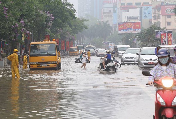 Hà Nội mưa lớn, nhiều tuyến phố biến thành sông