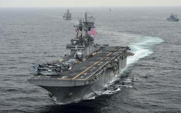 Tàu đổ bộ USS Boxer di chuyển trên biển Nhật Bản trong cuộc tập trận Ssang Yong hồi tháng 3/2016 - Ảnh: Reuters.