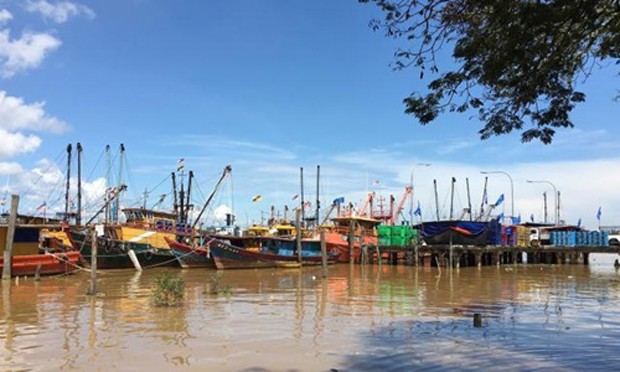 Tàu ngư dân Malaysia đậu tại cảng cá Bintulu hôm 5/5. Ảnh: Reuters