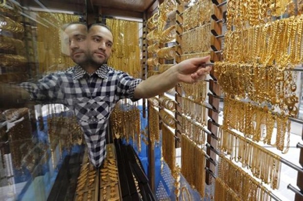 Giá vàng vừa chốt tháng 5 giảm 6% - mức giảm mạnh nhất của tháng trong nửa năm nay. Ảnh: Reuters.