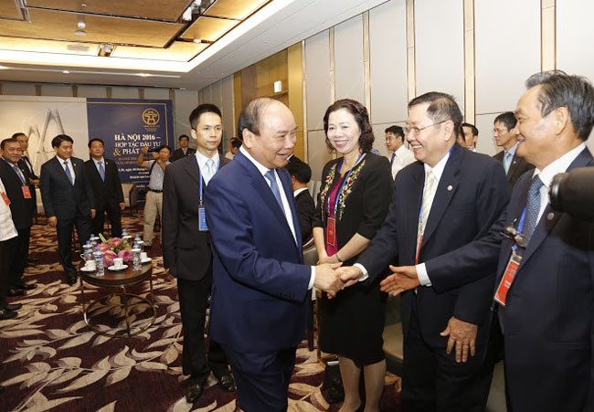 Thủ tướng Nguyễn Xuân Phúc bắt tay các đại biểu trước giờ khai mạc Hội nghị