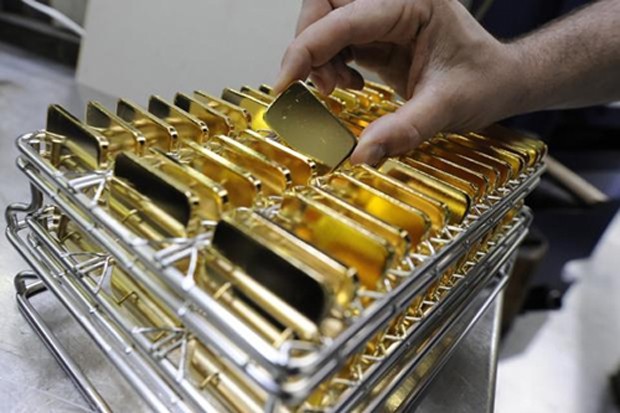 Mỗi ounce vàng hiện giao dịch quanh 1.245 USD. Ảnh: Bloomberg.