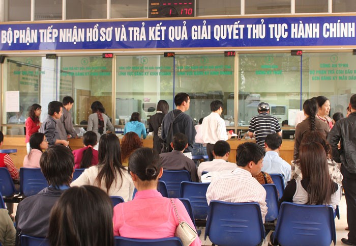 Trong khi số lượng doanh nghiệp đăng ký thành lập mới và bổ sung đăng ký kinh doanh tại Hà Nội đang tăng lên thì công tác đăng ký vẫn còn gặp nhiều khó khăn. Ảnh: Tiên Giang