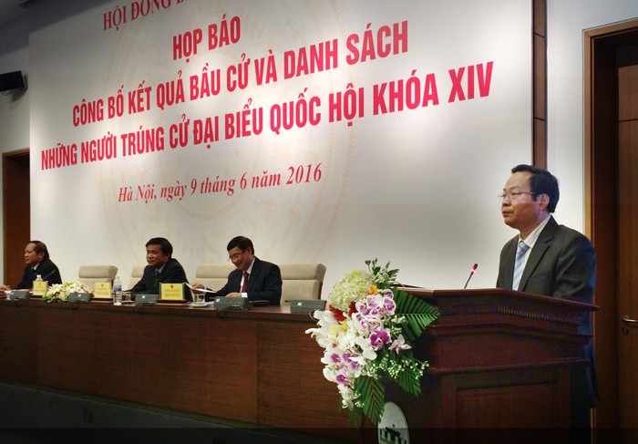 Trưởng ban Công tác đại biểu Quốc hội Trần Văn Túy công bố kết quả cuộc bầu cử đại biểu Quốc hội khóa XIV. Ảnh: Bích Thủy