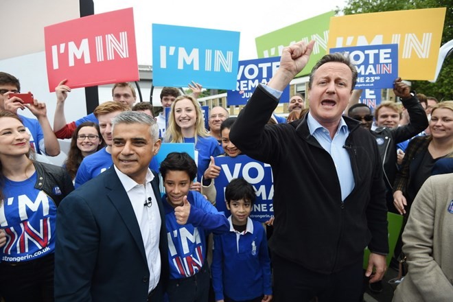 Thủ tướng Anh David Cameron (phải, trước) phát biểu tại thủ đô London ngày 30/5. EPA/TTXVN