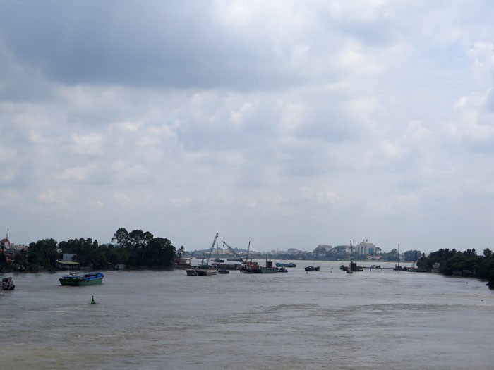 Sà lan vận chuyển vật liệu xây dựng trên sông Đồng Nai. Ảnh: Văn Huyền