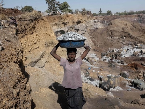 Trẻ em lao động tại mỏ đá ở Ouagadougou, Burkina Faso. (Nguồn: AFP/TTXVN)