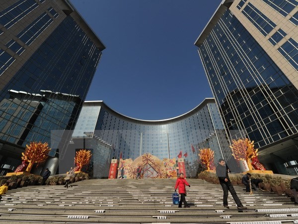 Bên ngoài một trung tâm mua sắm ở Bắc Kinh. (Nguồn: AFP/TTXVN)