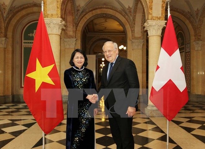 Phó Chủ tịch nước Đặng Thị Ngọc Thịnh hội kiến Tổng thống Thụy Sĩ, ngài Johann Schneider-Ammann. (Ảnh: Quang Hải/TTXVN)