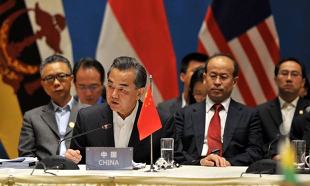 Ngoại trưởng Trung Quốc Vương Nghị và các ngoại trưởng ASEAN tại hội nghị. Ảnh: AFP