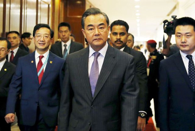 Ngoại trưởng Trung Quốc Vương Nghị (giữa) tham dự hội nghị các ngoại trưởng ASEAN diễn ra ở Malaysia tháng 8/2015. Ảnh:Reuters