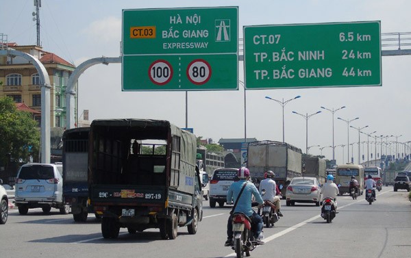 Cao tốc Hà Nội - Bắc Giang sắp phải đầu tư thêm 1.200 tỷ đồng để làm đường gom cho xe máy.  Ảnh: Ngọc Hải