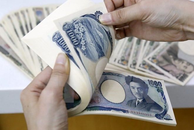 Kiểm đồng yen tại một ngân hàng. (Nguồn: EPA/TTXVN)
