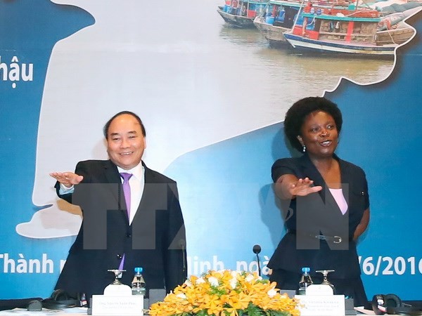 Thủ tướng Nguyễn Xuân Phúc và các đại biểu hưởng ứng chung tay "Vì Đồng bằng sông Cửu Long thịnh vượng và thích ứng với khí hậu”. (Ảnh: Thống Nhất/TTXVN)