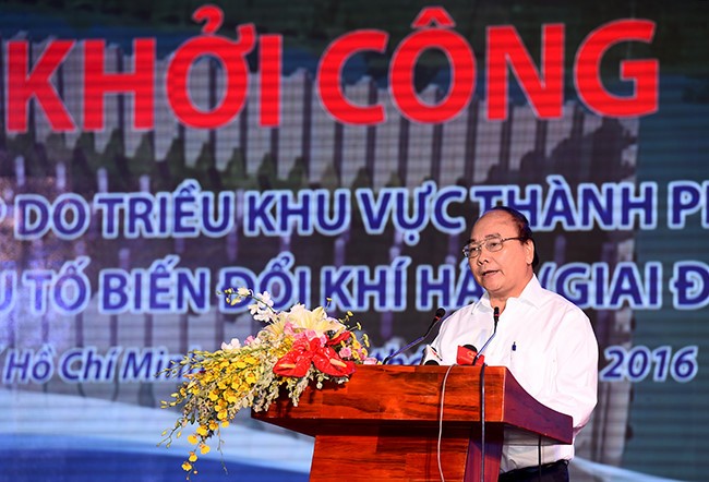 Thủ tướng Nguyễn Xuân Phúc phát biểu tại lễ khởi côngDự án Giải quyết ngập do triều khu vực TPHCM có xét đến yếu tố biến đổi khí hậu (giai đoạn I). Ảnh: VGP/Quang Hiếu