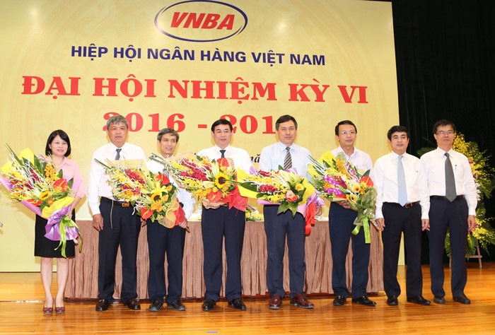 Tân Chủ tịch Hội đồng VNBA Phan Đức Tú (thứ tư từ trái sang) và các thành viên Hội đồng ra mắt Đại hội.