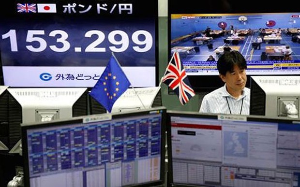 Một nhà giao dịch tiền tệ ở Tokyo theo dõi kết quả cuộc trưng cầu dân ý ở Anh hôm 24/6. Màn hình bên trái hiển thị tỷ giá đồng Bảng Anh so với Yên Nhật - Ảnh: Reuters/CNBC.
