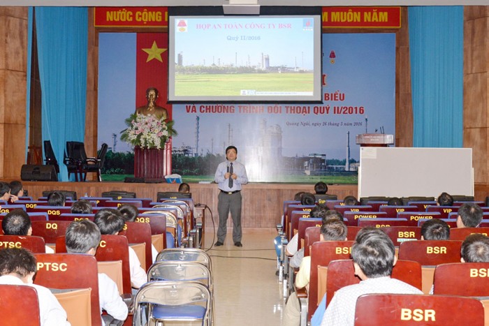 Ông Trần Ngọc Nguyên, Tổng giám đốc Công ty Lọc hóa dầu Bình Sơn phát biểu cảm ơn người lao động