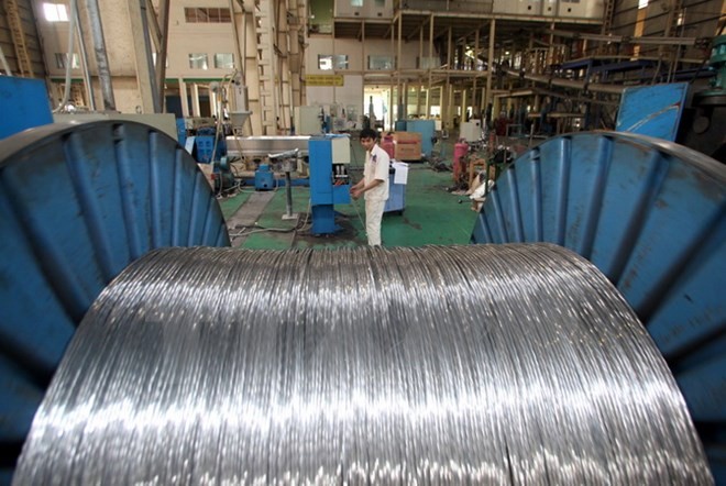 Sản xuất máy biến thế tại nhà máy sản xuất thiết bị điện HANAKA, Từ Sơn, Bắc Ninh. (Ảnh: Trần Việt/TTXVN)