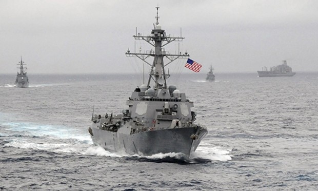 Tàu khu trục Mỹ tuần tra gần đảo nhân tạo Trung Quốc xây dựng ở Biển Đông. Ảnh:US Navy