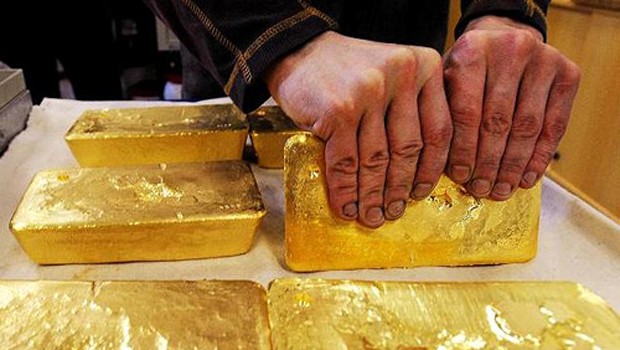 Mỗi ounce vàng vừa về lại 1.345 USD. Ảnh: AFP.