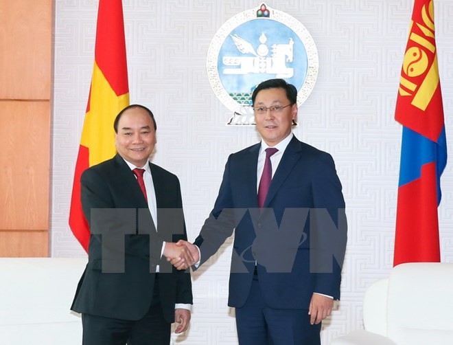 Thủ tướng Mông Cổ J. Erdenebat và Thủ tướng Nguyễn Xuân Phúc. (Ảnh: Thống Nhất/TTXVN)