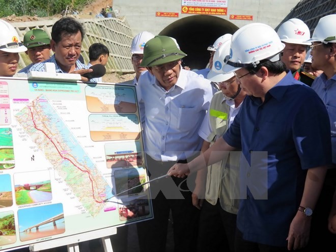 Phó Thủ tướng Chính phủ Trịnh Đình Dũng kiểm tra dự án đường cao tốc Đà Nẵng-Quảng Ngãi. (Ảnh: Nguyễn Sơn/TTXVN)