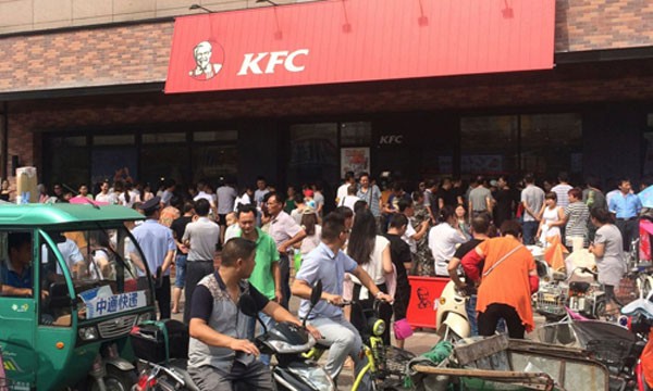 Dân Trung Quốc tụ tập biểu tình trước một cửa hàng KFC ở tỉnh Giang Tô. Ảnh: AP