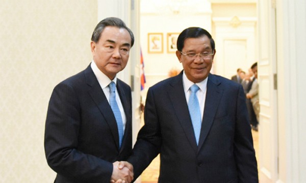 Ngoại trưởng Trung Quốc Vương Nghị và Thủ tướng Campuchia Hun Sen tại Phnom Penh hồi tháng 4. Ảnh: Xinhua