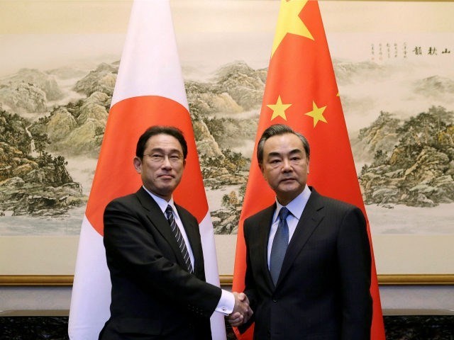 Ngoại trưởng Nhật Bản Fumio Kishida (trái) và người đồng cấp Trung Quốc Vương Nghị. (Nguồnõ Reuters)