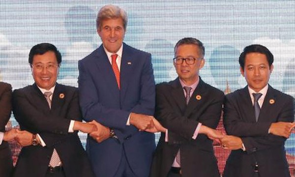 Phó thủ tướng, Bộ trưởng Ngoại giao Phạm Bình Minh, ngoài cùng bên trái, và các nước đối tác tham dự cuộc họp của ASEAN. Ảnh: TTXVN