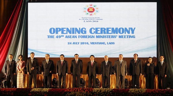 Ngoại trưởng các nước ASEAN trong hội nghị diễn ra tại Vientiane, Lào. Ảnh: AP