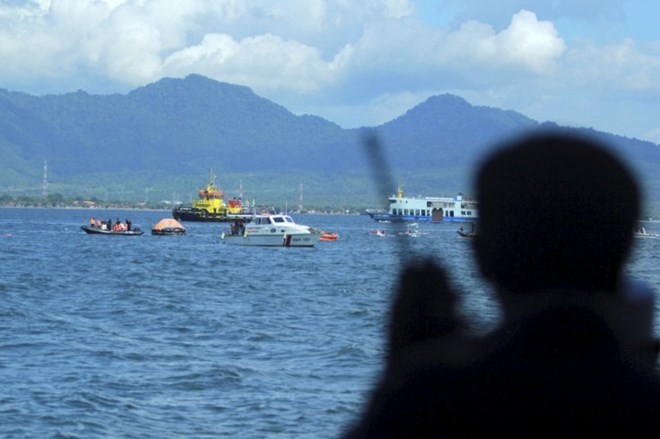 Một tay súng tình nghi là phiến quân Abu Sayya đang quan sát các tàu thuyền Indonesia. (Nguồn: Antara)