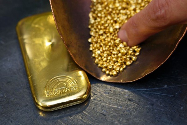 Giá vàng lần lượt tìm lại mốc 1.330 USD, 1.340 USD rồi vượt 1.350 USD trong tuần này. Ảnh: AFP
