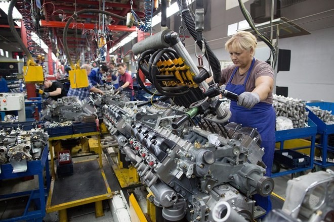 Nữ công nhân Nga làm việc trên dây chuyền sản xuất tại nhà máy OAO KamAZ. (Nguồn: wsj.com)