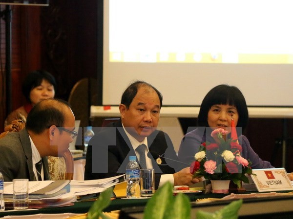 Thứ trưởng Bộ Công thương Việt Nam Nguyễn Cẩm Tú (giữa) tại Vientiane. (Ảnh: Phạm Kiên/TTXVN)