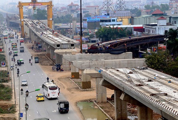 Đầu năm 2016, dự án đường sắt đô thị Cát Linh - Hà Đông chậm tiến độ 2 tháng do thiếu vốn. Ảnh: Bá Đô.