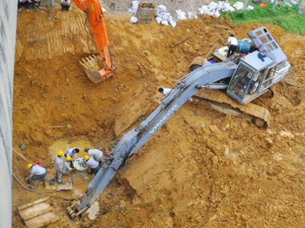 Đường ống nước sạch sông Đà mới vỡ lần thứ 18.