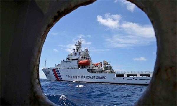Tàu Trung Quốc ngăn chặn một tàu của Philippines ở Biển Đông. Ảnh: AP