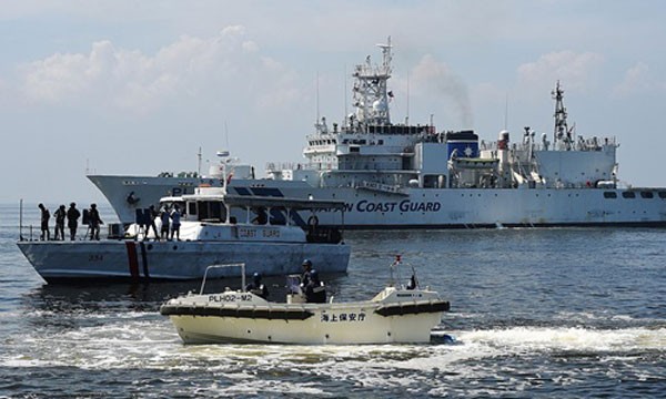 Tàu cảnh sát biển Nhật Bản hôm 13/7 tham gia một bài tập trận chống hải tặc trên vùng biển ngoài khơi Philippines. Ảnh:AFP