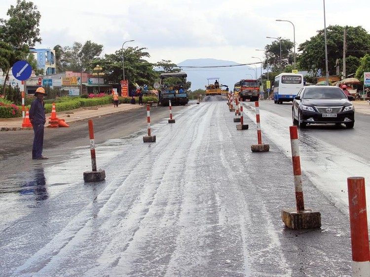 Dự án BOT Quốc lộ 1 đoạn Phan Thiết - Đồng Nai từng phải tạm dừng thu phí để sửa chữa một số đoạn bị hư hỏng nặng. Ảnh: A.M