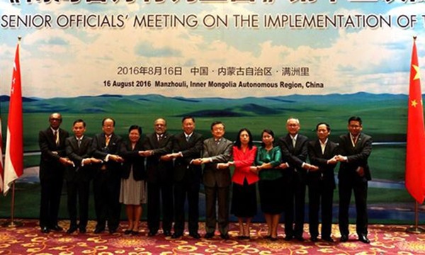 Các quan chức cấp cao ASEAN và Trung Quốc cùng chụp ảnh tại cuộc họp bàn về DOC. Ảnh: Xinhua.