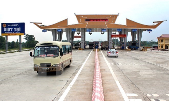 Xe dưới 7 chỗ được chạy qua cầu Việt Trì từ ngày 20/8. (Ảnh: Trung Kiên/TTXVN)