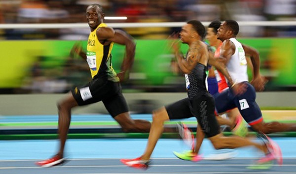 Usain Bolt (trái) có hợp đồng quảng cáo với rất nhiều công ty nổi tiếng thế giới. Ảnh:Reuters