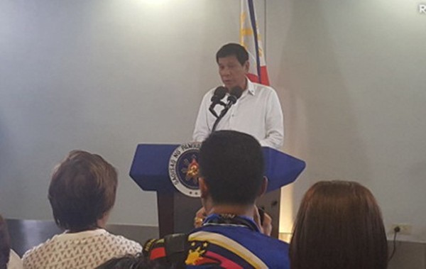 Ông Duterte phát biểu trong cuộc họp báo hôm qua. Ảnh: Rappler