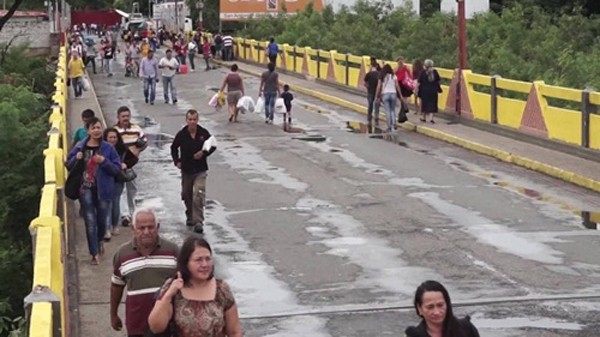 Người Venezuela băng qua biên giới sang Colombia để mua thực phẩm. Ảnh: CNN